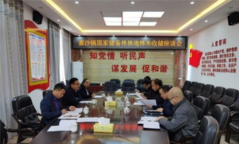 鹿寨县当局与广西luck18xinli林业集团共同加快推动国有储蓄林建设