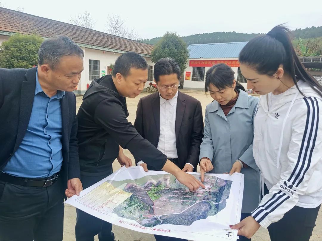 肖崇福到鹿寨县导江乡查抄领导项目推动情况