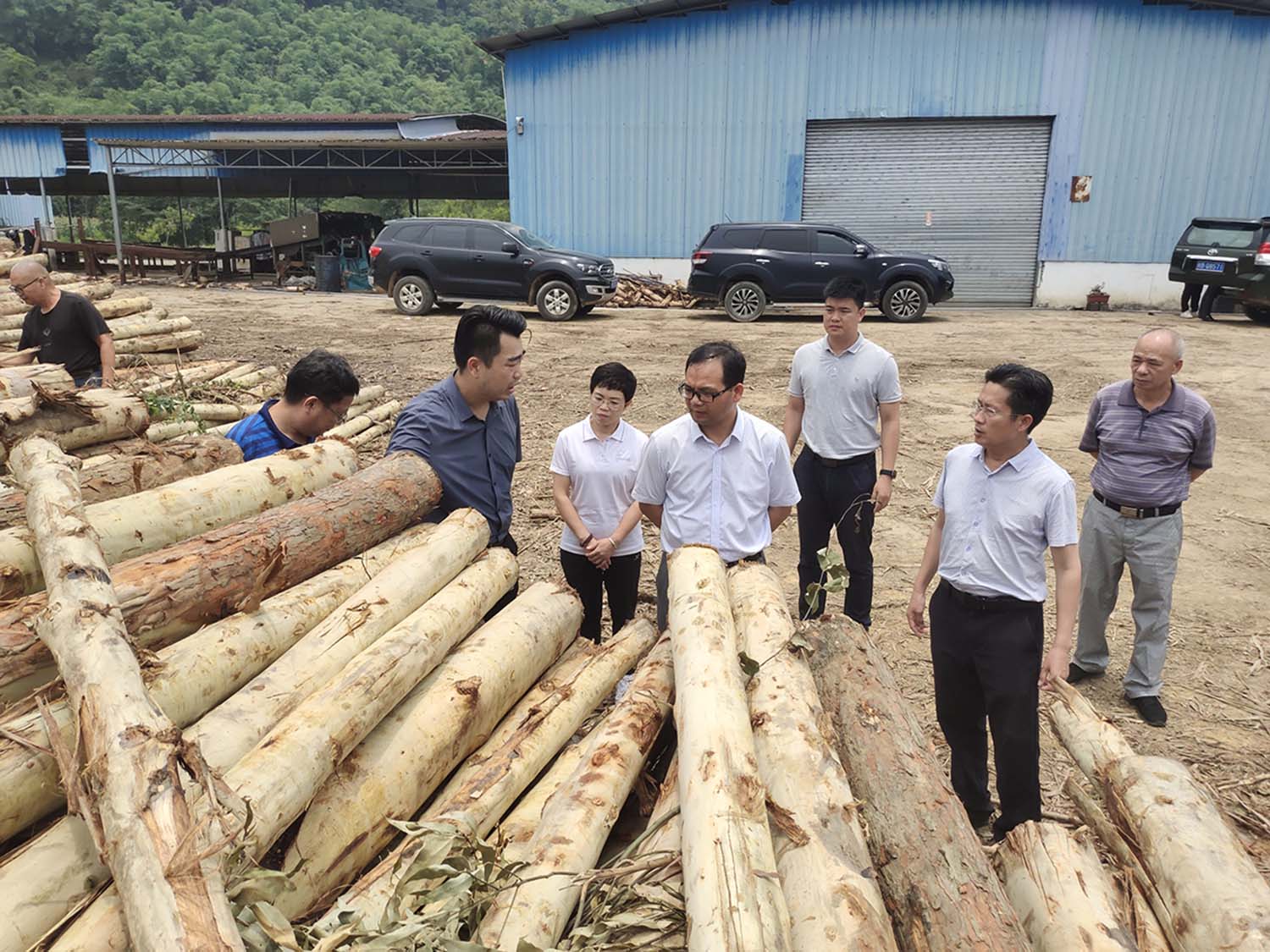 三门江林场场长韦宏一行到延安分公司调研领导工作