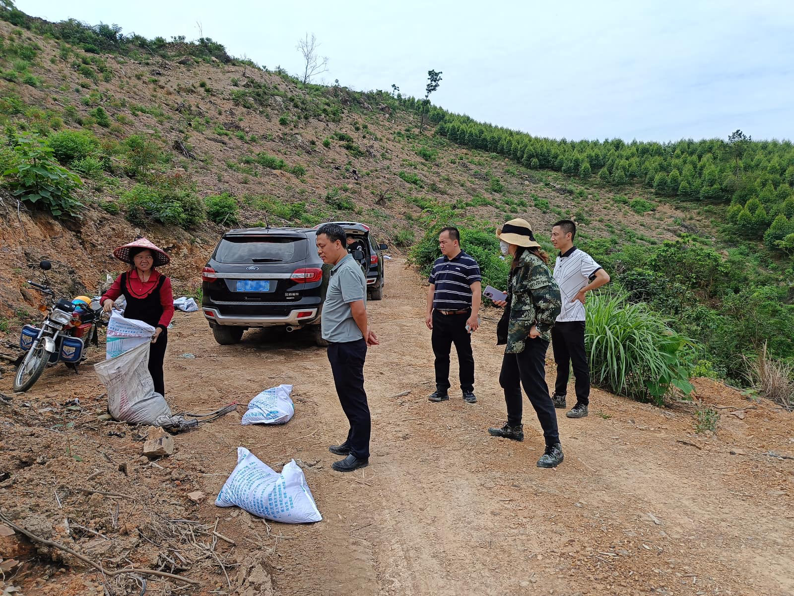 赵文东到鹿寨县林场华侨分场石古林地查抄领导工作