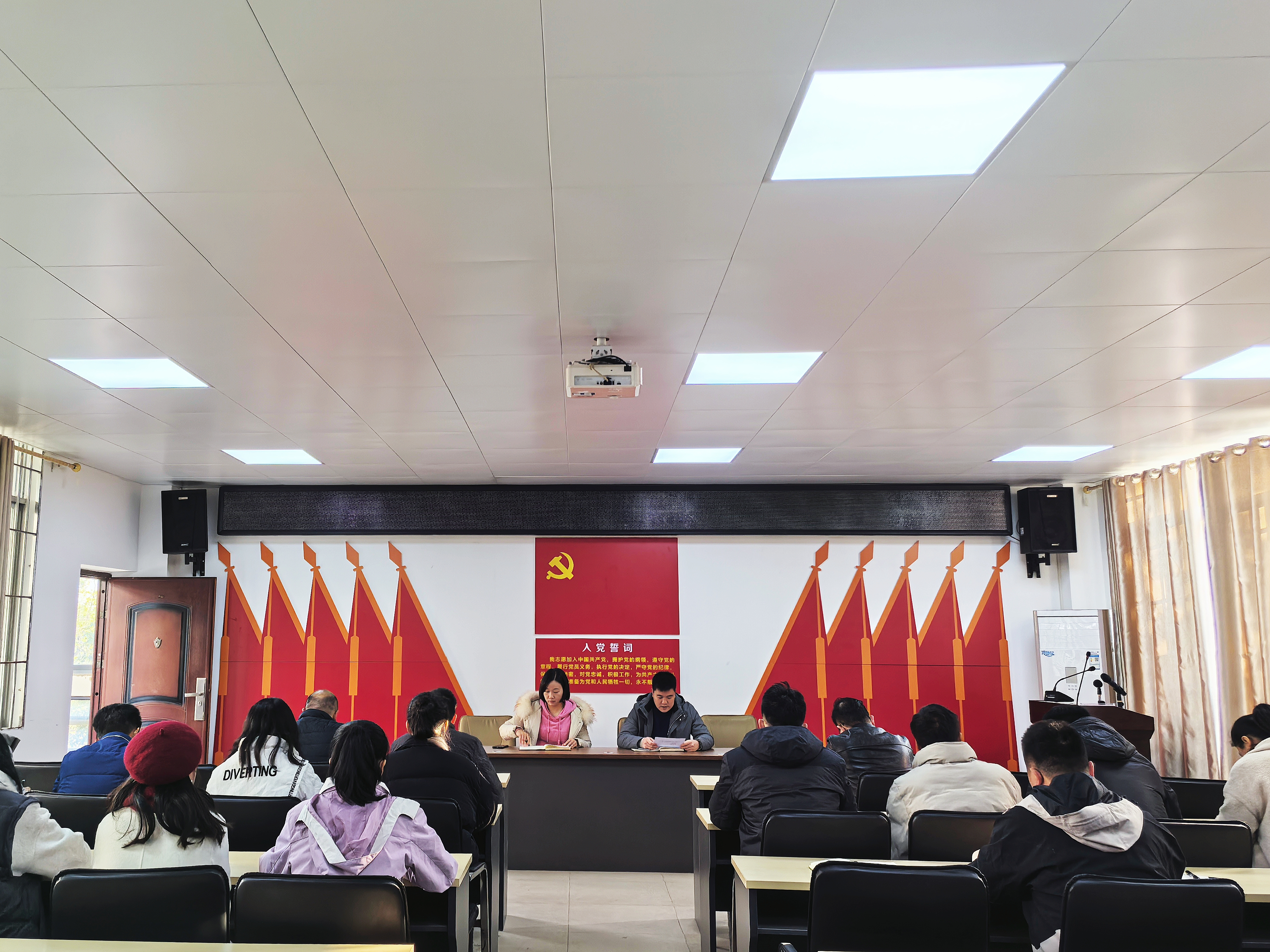 集团辅导召开干部会议颁发人事任免决定