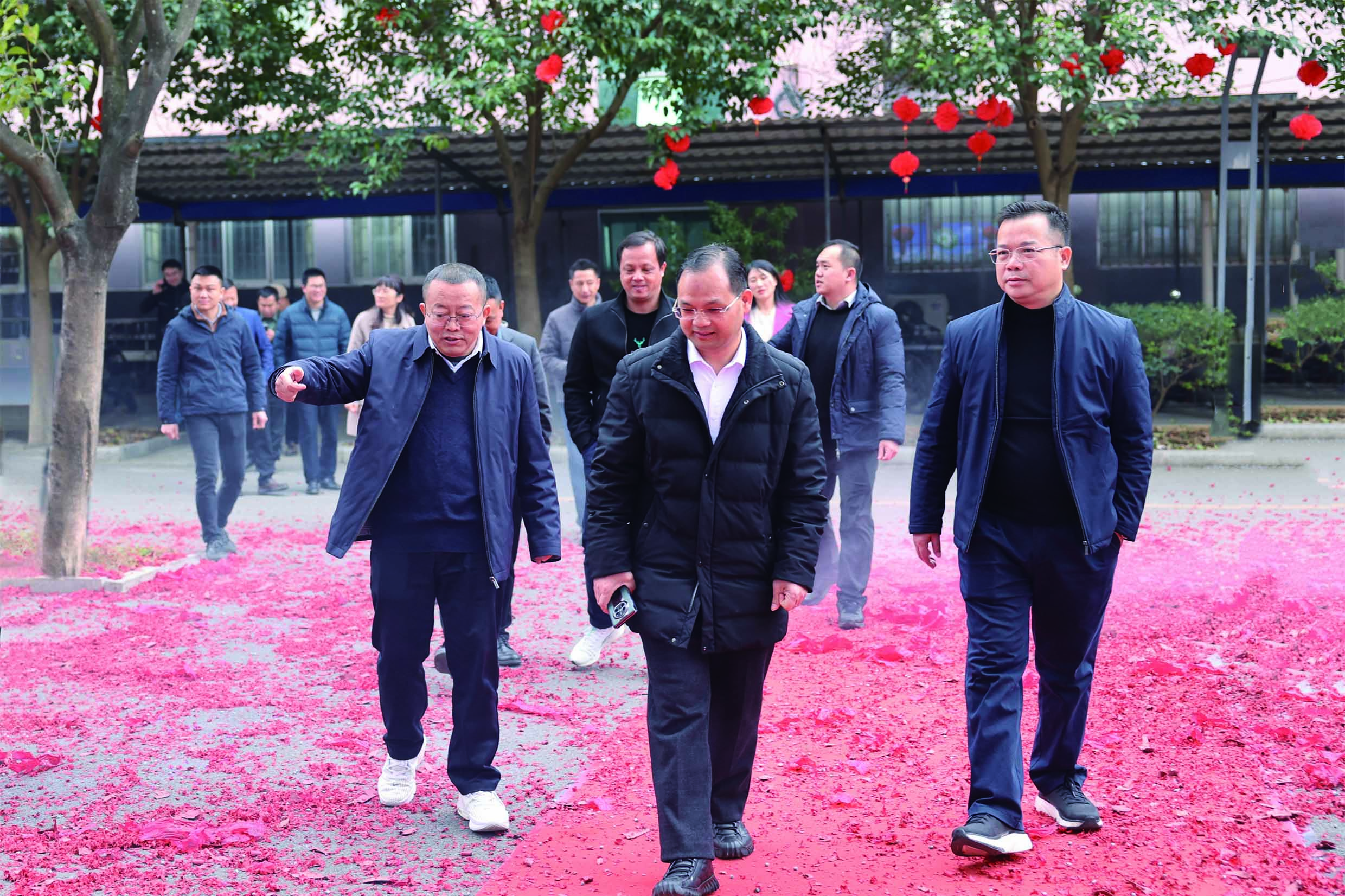 巳巳如意，，，，，，，再启新程－股东单元辅导向luck18xinli集团员工拜年！