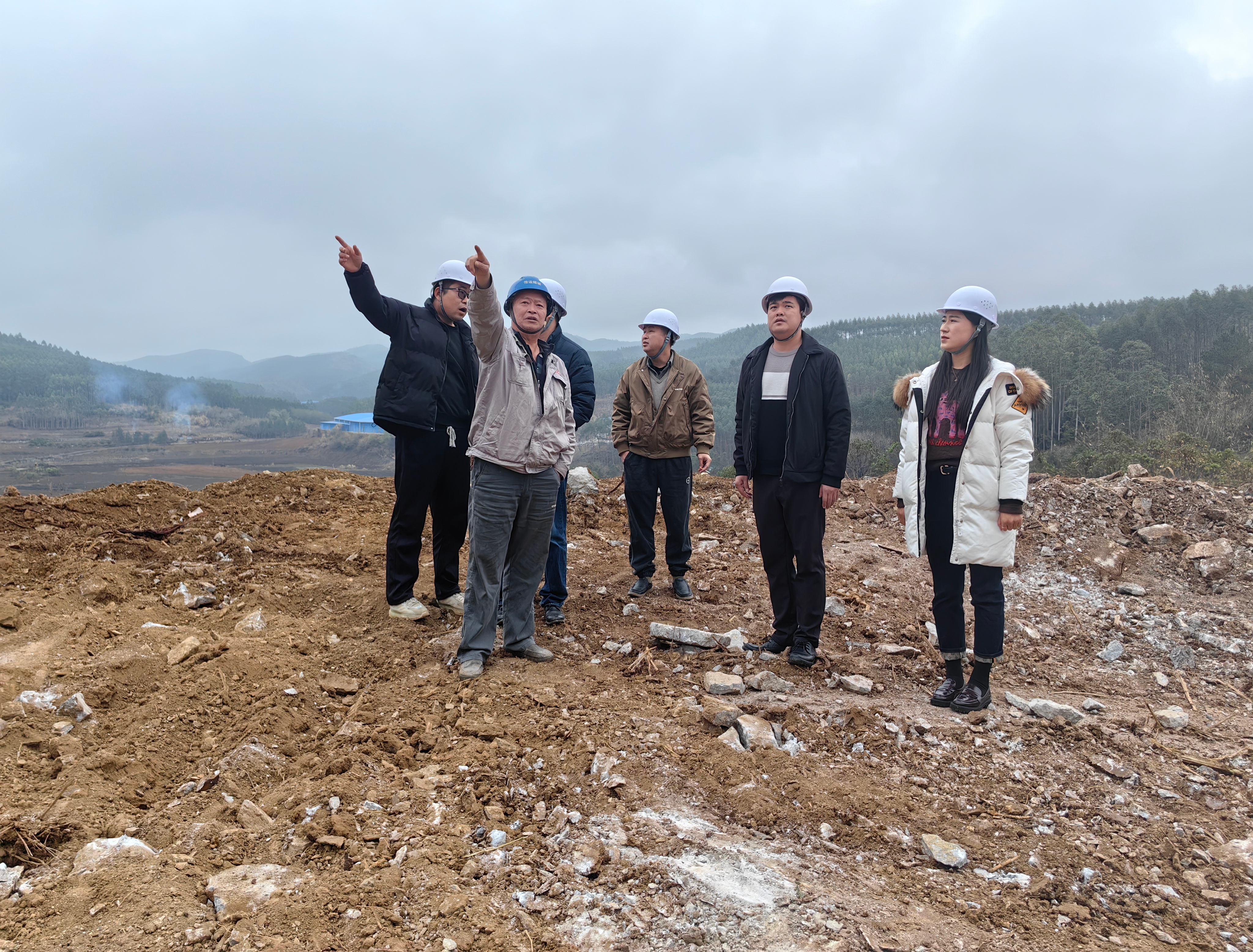 廖长琨到龙坪石灰岩矿区调研领导项目出产建设工作