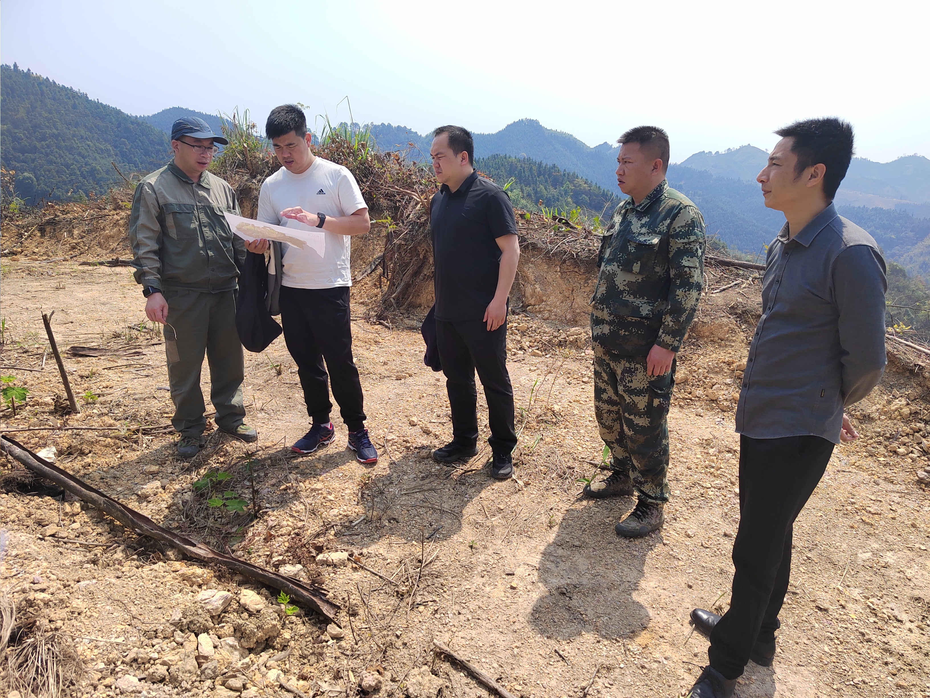 廖长琨到陇南八步区保塘村林地查抄领导备耕造林工作