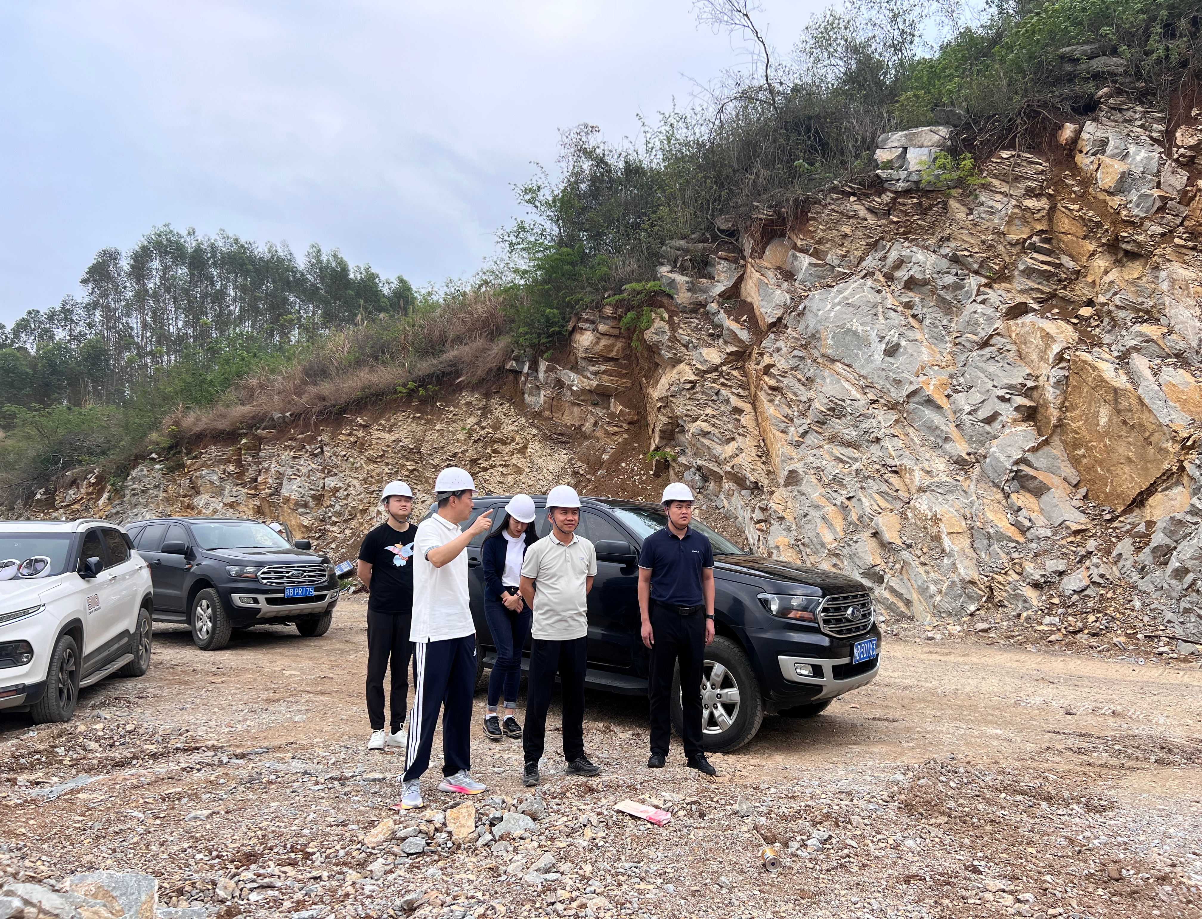 股东单元三门江林场党委书记田湘到龙坪石灰岩矿区查抄领导工作